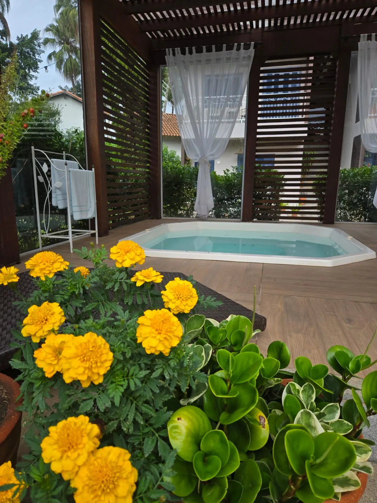 Hidromassagem cercada pelo jardim
